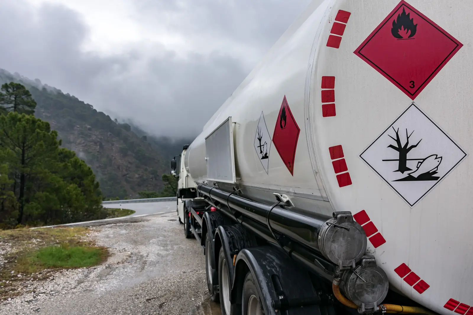 Tankwagen mit Gefahrzetteln auf einer Bergstraße