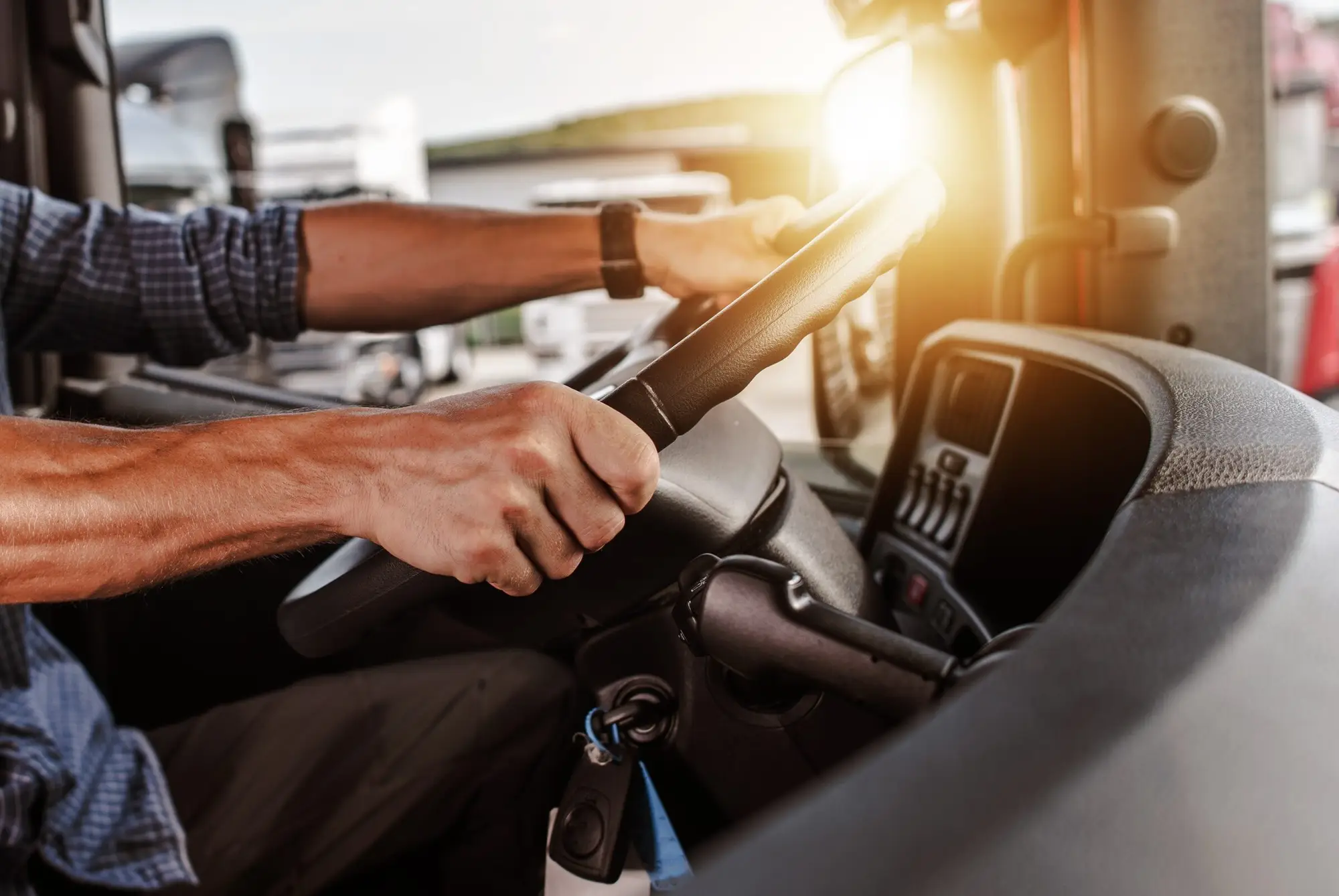 Hände am Lenkrad eines Lkw während der Fahrt