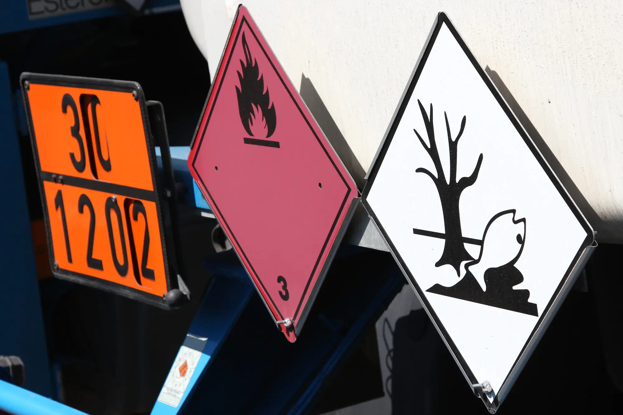 Orange Warntafel und Gefahrzettel an einem Fahrzeug