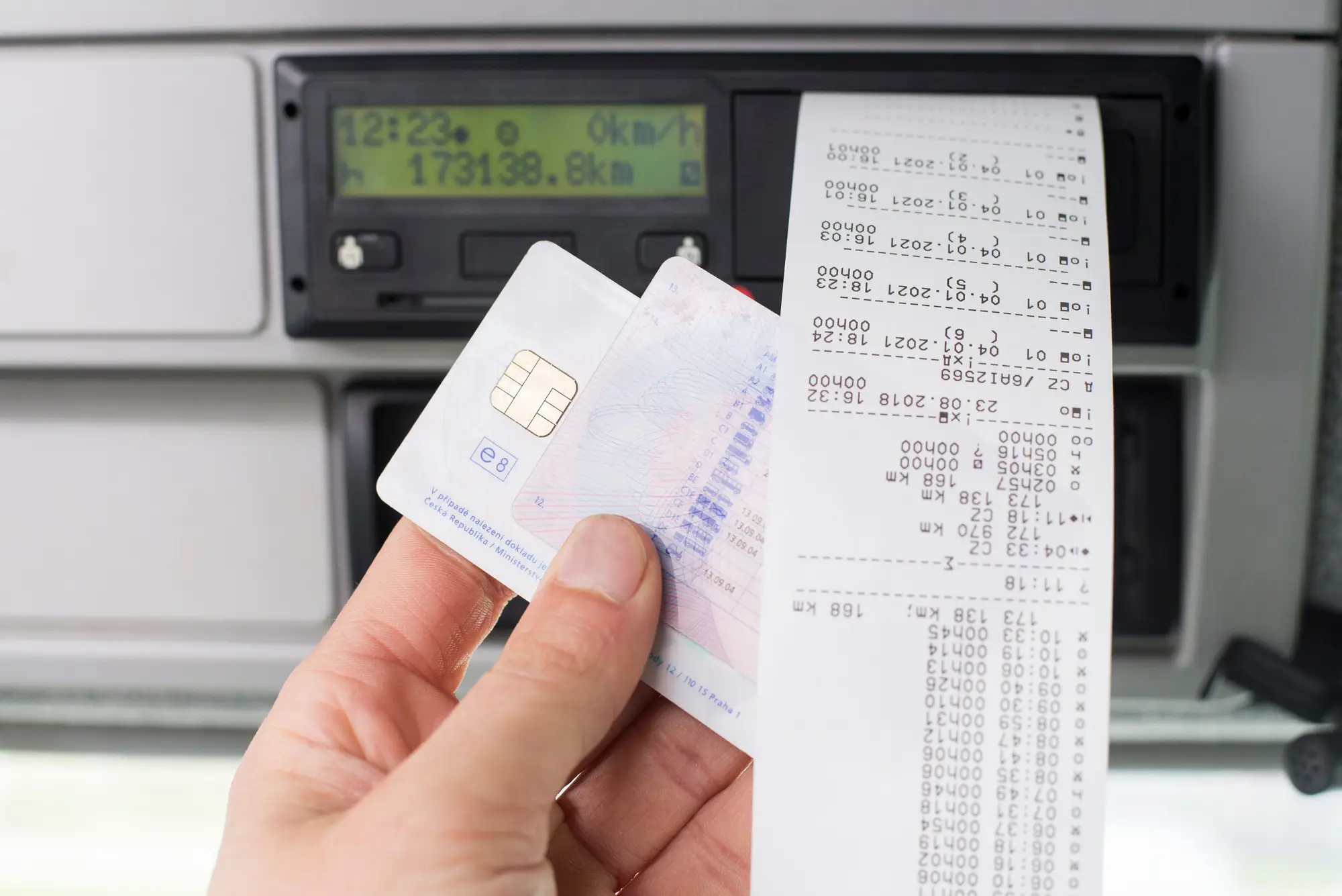 Fahrerkarte und Ausdruck am digitalen Tachographen