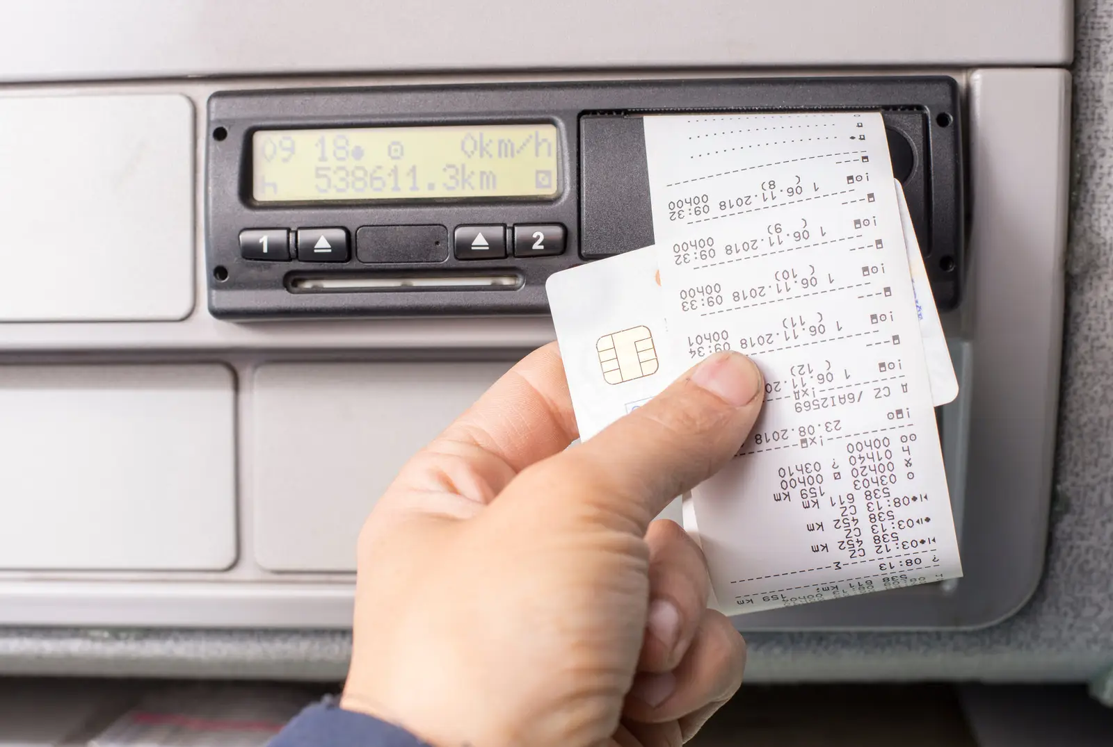 Papierausdruck aus dem digitalen Kontrollgerät in der Hand